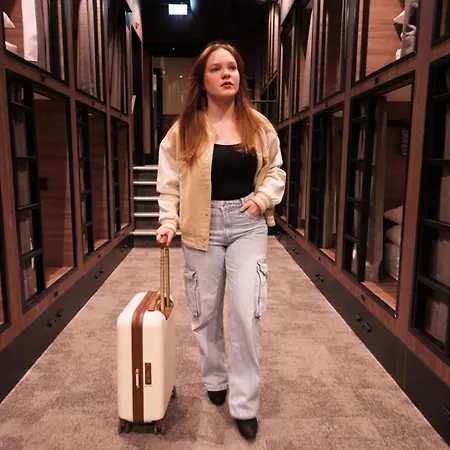 Cabins Hotel Amsterdam 호스텔 *